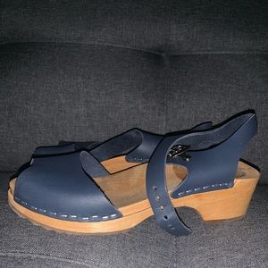 skansen leather clog